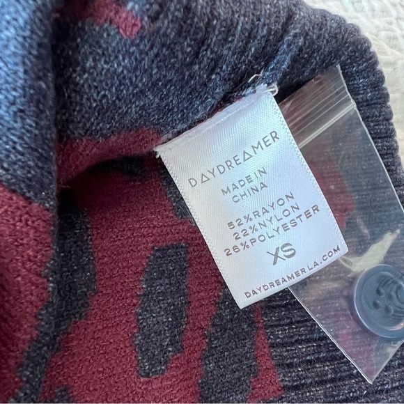 DAYDREAMER PLUM BERRY WAVE FITTED CARDIGAN - Picture 14 of 16